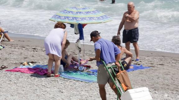 Plan policial tras sorprender a dos vendedores ambulantes de bebidas que distribuían droga por la playa