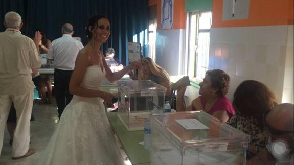 Blanca y radiante vota la novia