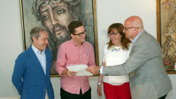 La Cofradía de Estudiantes entrega una beca para inmersión lingüística a un alumno de la UMA