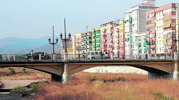Intenta tirar a un policía al río Guadalmedina tras romperle una litrona en la cara a otro