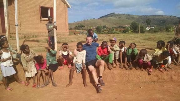 Un conductor de la EMT inicia una campaña para apadrinar un aula de preescolar en Madagascar