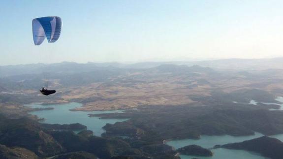 Una prohibición de Aena impide el vuelo con parapente en la sierra de Valle de Abdalajís