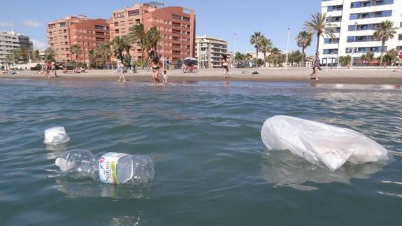 Otro verano esquivando natas y desechos en las aguas de Málaga