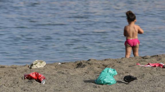 Los malagueños estallan en las redes sociales ante el problema de las natas en las playas