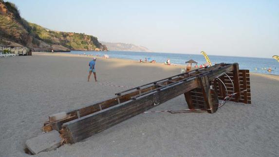 Herido leve un socorrista en Nerja tras romperse la torreta de vigilancia y caer desde cuatro metros