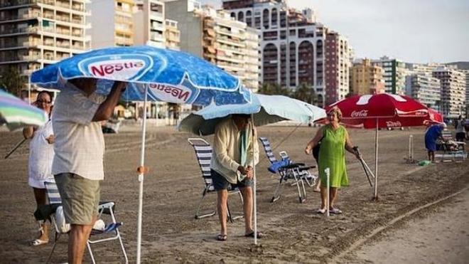 La guerra de las sombrillas en las playas