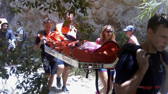 Rescatada una mujer tras sufrir una caída en el río Chíllar de Nerja