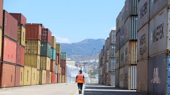 El negocio del tráfico de mercancías reflota en el puerto de Málaga tras años de crisis
