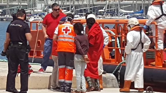 Rescatados 21 varones magrebíes a bordo de una patera localizada al sureste de Málaga