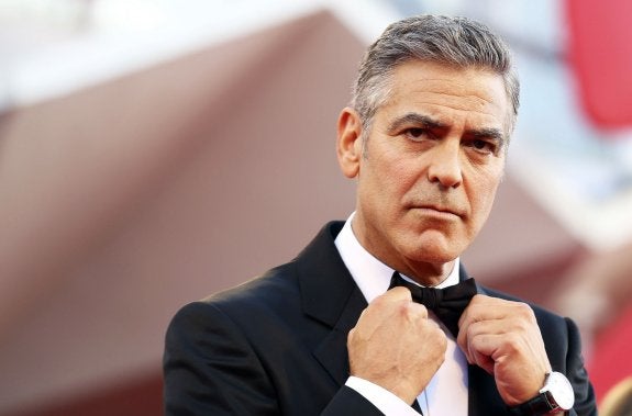 A George Clooney se la arman con su peluquero