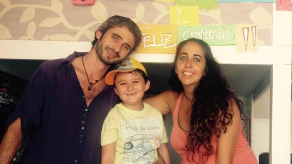El pequeño Jota, al que su madre se llevó a Uruguay regresa a Nerja un año después