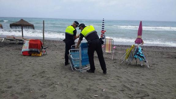 Torrox y Algarrobo declaran la guerra a los bañistas que reservan espacio en la playa