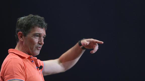 Un solidario Antonio Banderas subastará su cazadora a beneficio de la Fundación Lágrimas y Favores