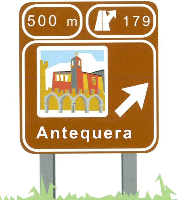 Señales en carretera para indicar que Antequera es Patrimonio Mundial