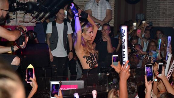 Noche de verano a los dos lados del espejo