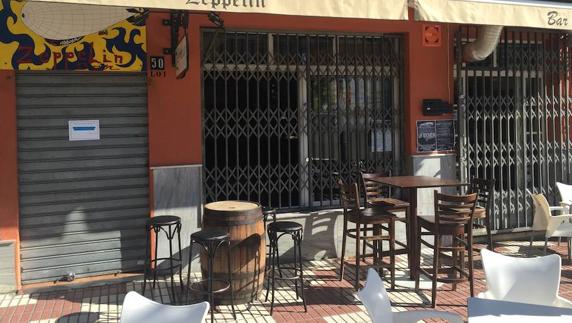 Denuncian a tres clientes de un bar de Alhaurín el Grande por increpar a dos policías tras cerrar una terraza