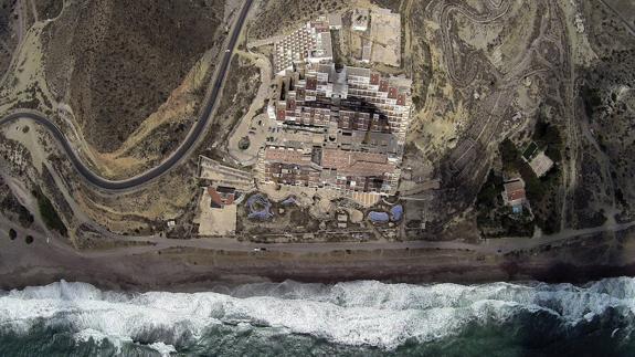 La interinidad del Gobierno ralentiza los trámites para demoler El Algarrobico