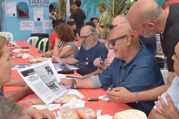 Los Claveles celebra cuarenta años con la visita Alberto Garzón