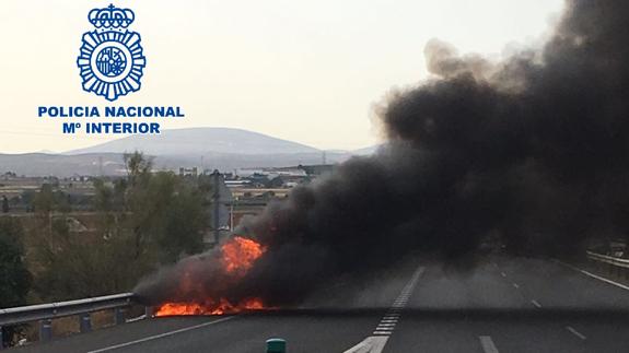 Detenidos en Antequera tras abandonar en plena autovía un vehículo incendiado que habían robado