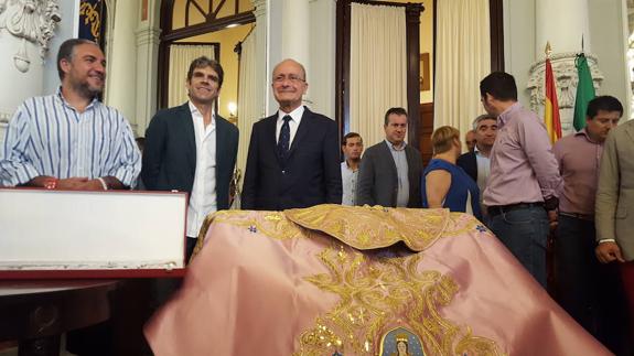 José Tomás recoge el Capote de Paseo por la mejor faena de la Feria de Málaga 2014