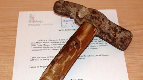 El Museo de Nerja incorpora a su colección el martillo con el que se accedió por primera vez a la Cueva