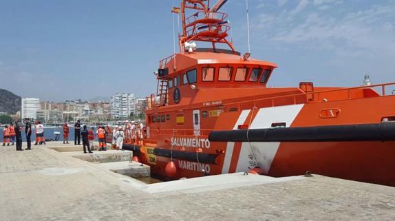 Llega a Málaga la patera rescatada con 53 subsaharianos a bordo