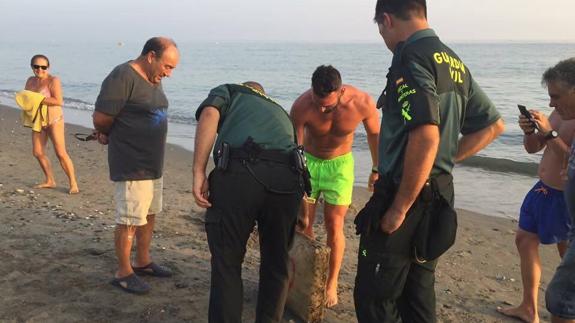 Hallan un nuevo fardo de 30 kilos hachís frente a la playa de El Morche