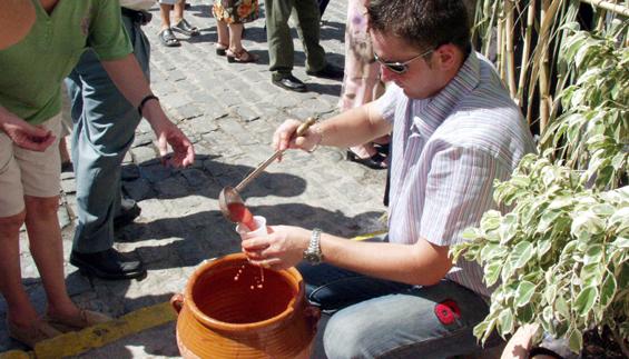 Moclinejo reparte más de 1.500 litros de vino moscatel por la XVI Edición de la Fiesta de Viñeros