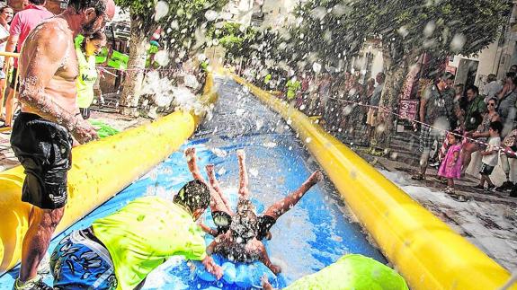 Más de 3.000 personas disfrutan de un tobogán acuático en Torremolinos