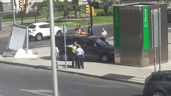 Un coche se empotra contra la estación de metro de El Perchel en Málaga
