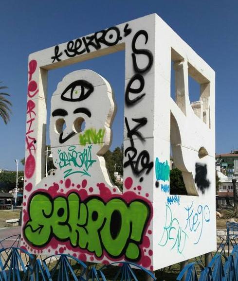 Los vándalos se ceban con el monumento a Emilio Prados en el paseo de El Palo