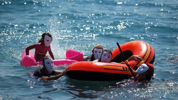 Reivindican la libre circulación de personas con una representación en la playa de La Malagueta