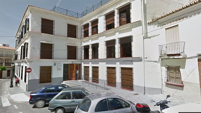 Bomberos de Vélez-Málaga liberan a un niño atrapado entre unos barrotes durante el recreo