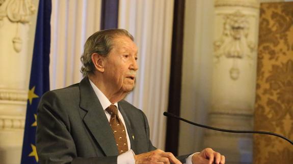 Manuel Alcántara encabeza el ciclo 'Poesía y periodismo' del Centro Andaluz de las Letras