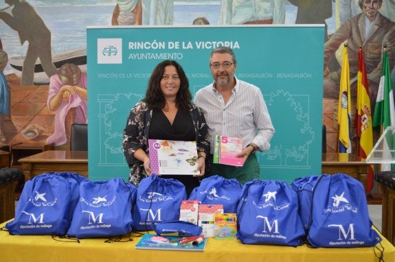 La Caixa dona 190 lotes de material escolar
