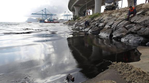 Un derrame de hidrocarburo llena de chapapote medio kilómetro de playa en Algeciras