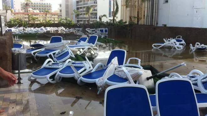 El reventón de una tubería inunda un hotel y provoca cortes de agua en Benalmádena