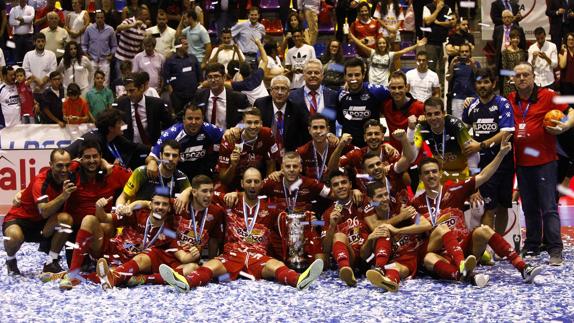 El Fernando Argüelles de Antequera se viste de rojo con el título de ElPozo