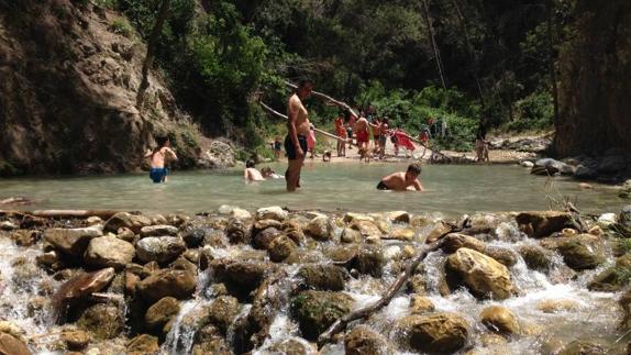 Guerra por el agua en el manantial de Nerja