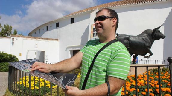 Juan Manuel Medina, ciego desde los 12 años, elabora planos turísticos en braille