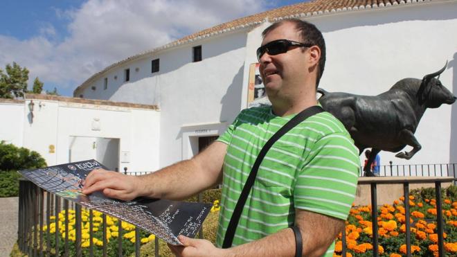 Juan Manuel Medina, ciego desde los 12 años, elabora planos turísticos en braille