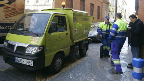 El Ayuntamiento de Málaga baraja ampliar el contrato de Limasa para salvar el verano de 2017