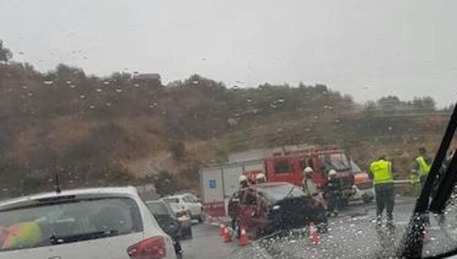 Un herido grave tras un choque frontal entre dos vehículos