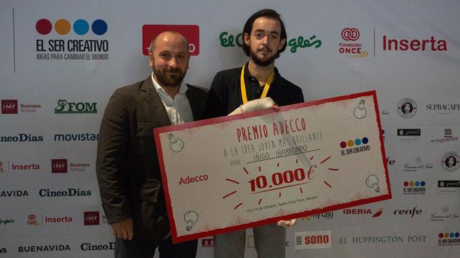 Un malagueño con 'piel de cristal' gana el Premio Adecco con un traje para mejorar la vida de personas con su enfermedad