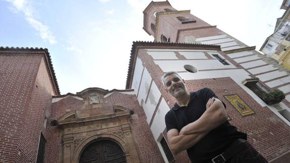 El premio Planeta, intrigado por la Semana Santa