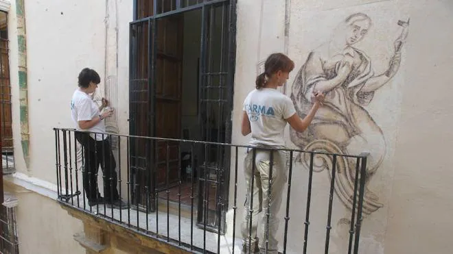 La Junta tapa parte de las pinturas barrocas aparecidas en la fachada del instituto Gaona