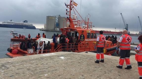 Llegan al Puerto de Málaga los 46 ocupantes de la patera avistada a 25 millas