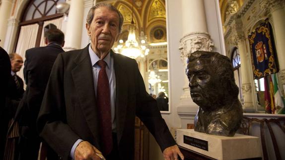 Manuel Alcántara, distinguido con la Orden Alfonso X el Sabio: «Las condecoraciones las llevo por dentro»