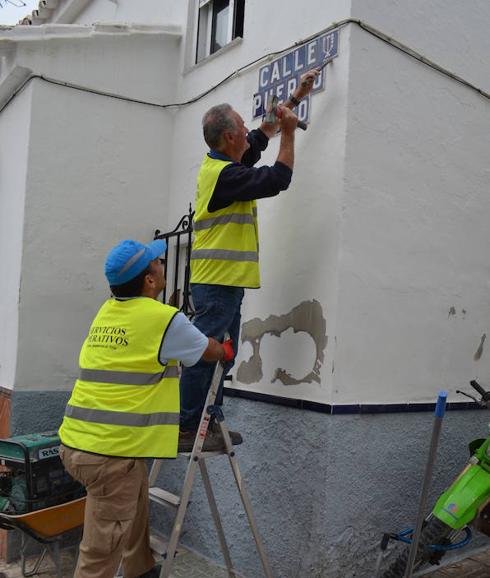 Nerja retira una veintena de símbolos franquistas en la barriada de Las Protegidas