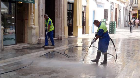 Los trabajadores de Limasa tendrían que aprobar unas oposiciones para seguir fijos si se municipaliza